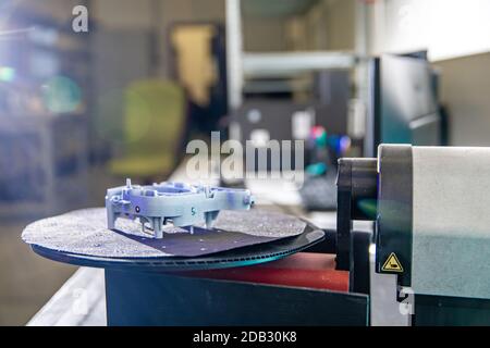 Machine techniquement professionnelle pour la numérisation et la mesure de moulures en plastique à l'aide d'un laser. Banque D'Images