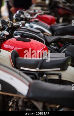 Rangée de motos anciennes stationnées de différentes couleurs. Banque D'Images