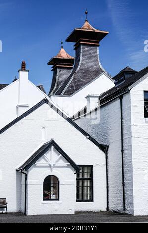 Situé dans un magnifique paysage de montagne au cœur du parc national de Cairngorm, Dalwhinnie est la plus haute distillerie d'Écosse, à 1164 mètres au-dessus de la mer Banque D'Images