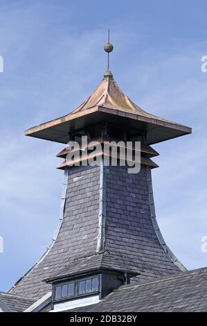 Situé dans un magnifique paysage de montagne au cœur du parc national de Cairngorm, Dalwhinnie est la plus haute distillerie d'Écosse, à 1164 mètres au-dessus de la mer Banque D'Images