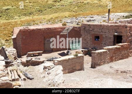 Maison près du Geyser de Botijuela à la zone volcanique d'Antovalla à la Puna de Atacama, Argentine. Antofalla se trouve dans l'Antofagasta de la Sierra de Banque D'Images