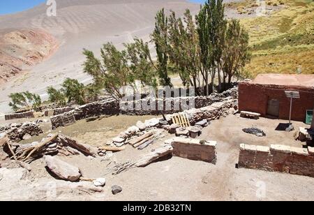 Maison près du Geyser de Botijuela à la zone volcanique d'Antovalla à la Puna de Atacama, Argentine. Antofalla se trouve dans l'Antofagasta de la Sierra de Banque D'Images