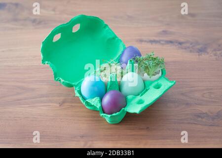 Magnifique décoration panier d'esternest avec coquilles d'œufs peintes pour la célébration. Joli motif cadeau traditionnel sur fond de bois. Banque D'Images