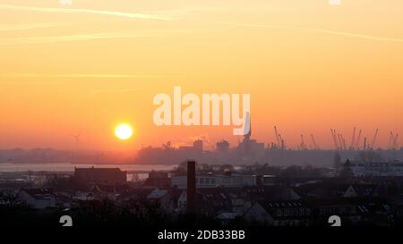 Lever du soleil au port de Rostock vu de Warnemünde Banque D'Images