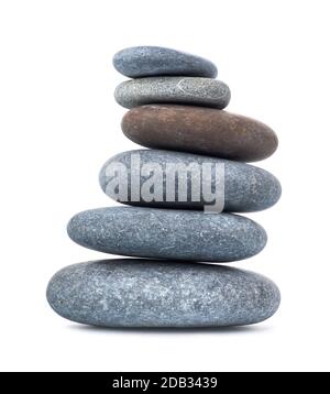 Pile de galets gris isolés sur un fond blanc Banque D'Images