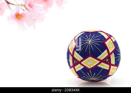 Boule temari traditionnelle japonaise colorée sur un dos blanc Banque D'Images