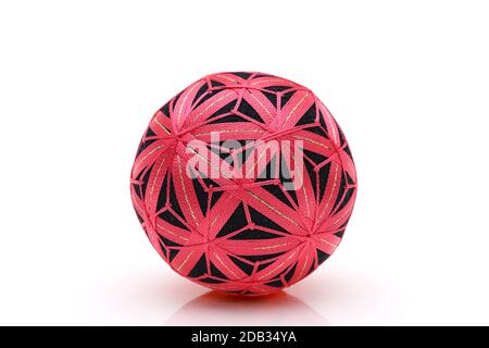 Boule temari traditionnelle japonaise colorée sur un dos blanc Banque D'Images