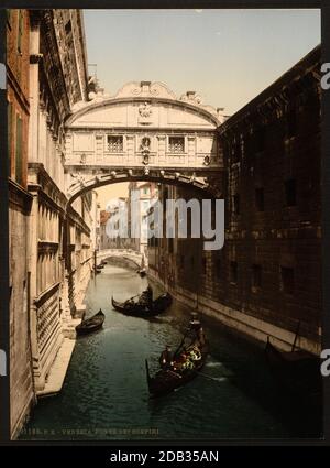 Les touristes en gondole passent sous le pont des Soupirs, Venise, Italie. Banque D'Images