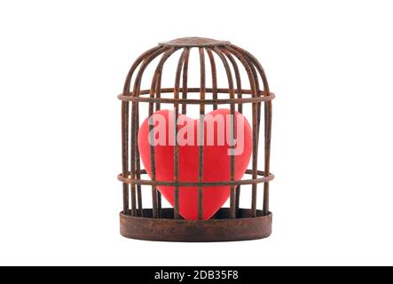 Cœur rouge piégé dans une cage rouillée rétro isolée sur fond blanc Banque D'Images