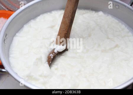 La transformation typique de fromage dans Ciociaria selon le méthode traditionnelle Banque D'Images