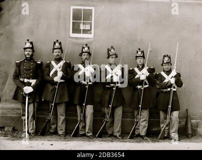 Washington, D.C., six marines avec des baïonnettes fixes au Navy Yard. Banque D'Images