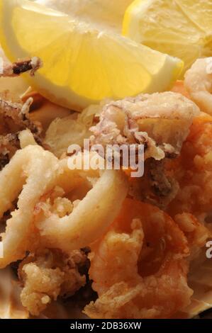 Poisson frit sur coquilles Saint-Jacques avec une tranche de citron. Banque D'Images