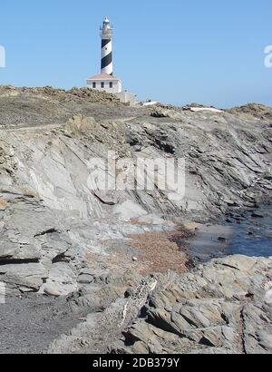 Far de Favarix, Cap de Favàritx Minorque, Baléares, Espagne (phare de Favarix) en 2008. Cap de Favàritx se situe à 47 mètres d'altitude avec une hauteur de 21 mètres. Sa lumière a une portée de 16 milles marins et la lumière clignote toutes les 15 secondes selon un modèle de 2+1. Banque D'Images