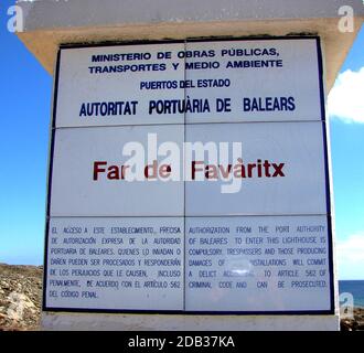 Avis Board, Far de Favarix, Cap de Favàritx Minorque, Baléares, Espagne (phare de Favarix) en 2008. Cap de Favàritx se situe à 47 mètres d'altitude avec une hauteur de 21 mètres. Sa lumière a une portée de 16 milles marins et la lumière clignote toutes les 15 secondes selon un modèle de 2+1. Banque D'Images