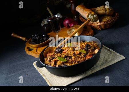 Un vrai polonais 'Bigos,' après une vieille recette avec des prunes séchées et du vin. Banque D'Images