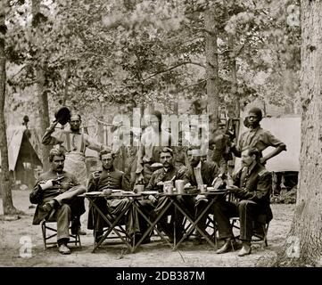 Bealeton, Virginie. Désordre des officiers. Compagnie F, 93d New York Volunteers Headquarters, Army of the Potomac; deux jeunes noirs servent de serveurs. Banque D'Images