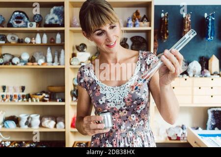 Femme travaillant avec différents types de pierres précieuses dans son magasin Banque D'Images