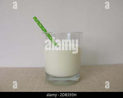 Un verre d'ayran fait de yaourt, d'eau glacée et de sel Banque D'Images