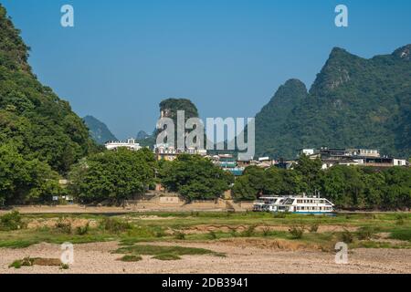 Yangshuo, Chine - Août 2019 : Au bord de la rive du fleuve Li ci-dessus et traversée en ferry boat landing Banque D'Images