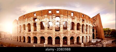Le Colisée de Rome vu de derrière au coucher du soleil. Civilisation romaine ancienne. Banque D'Images