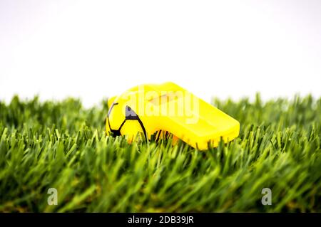 Sports de football à siffler jaune sur fond d'herbe - pénalité, concept de faute ou de sport, foyer sélectif Banque D'Images