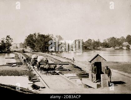 Ponts de ponton traversant la rivière James à Richmond, Virginie, avril 1865; ponts de wagons tirés par des chevaux traversant le pont. Banque D'Images