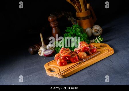 kebab de shish cru avec divers légumes Banque D'Images