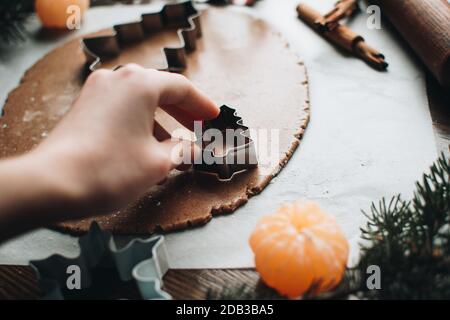 Fabrication de biscuits de Noël en pain d'épice pour les vacances. Pâte de pain d'épice. Fond de cuisson. Forme pour couper le pain d'épice. Joyeux Noël et bonne nouvelle y Banque D'Images