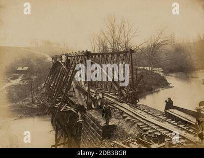 Une partie du corps de construction construit un nouveau pont de treillis militaire à travers Bull Run, avril 1863. Banque D'Images