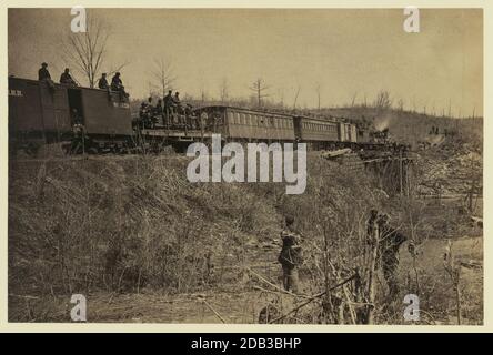 Premier train à travers le pont Bull Run, printemps 1863. Banque D'Images