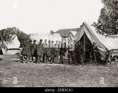 Photographie du principal théâtre de guerre de l'est, bataille d'Antietam, septembre-octobre 1862. 1. Col. Delos B. Slaquette, I.G. 2. Capitaine George Monteith. 3. Lieutenant-colonel Nelson B. Sweitzer. 4. Général George W. Morell. 5. Colonel Alexander S. Webb, chef d'état-major, 5e corps. 6. Le général George B. McClellan. 7. Scout Adams. 8. Dr Jonathan Letterman, directeur médical de l'Armée de terre. 9. Inconnu. 10. Président Lincoln. 11. Général Henry J. Hunt. 12. Général Fitz-John porter. 13. Inconnu. 14. Colonel Frederick T. Locke, A.A.G. 15. Gén. Andrew A. Humphreys. 16. Capitaine George Armstrong Custer. Banque D'Images