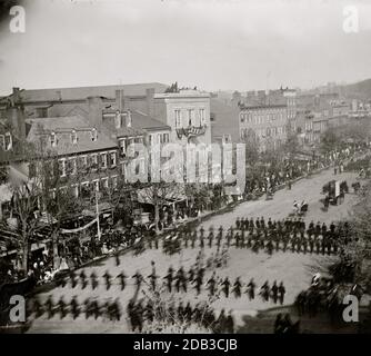 Washington, D.C. le cortège funéraire du président Lincoln sur Pennsylvania Avenue; une autre vue. Banque D'Images