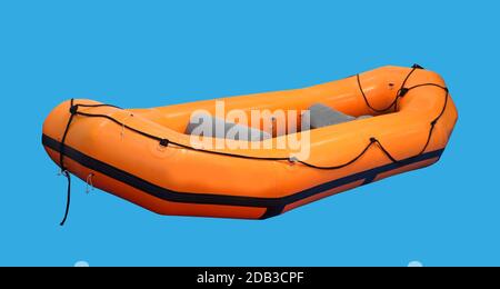 Bateau gonflable en caoutchouc orange isolé sur fond bleu Banque D'Images