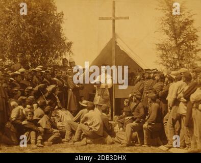 Le père Thomas H. Mooney donne un service religieux, devant une tente, à la Milice de l'État de New York, dans la région de Washington. Banque D'Images