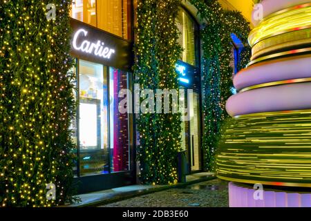 Boutique Cartier décorée pour le nouvel an et la veille de noël - Moscou, Russie, 10 décembre 2019 Banque D'Images