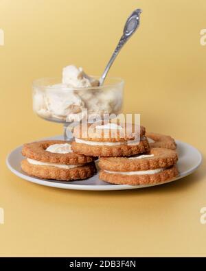 Biscuits aux amandes faits maison. Biscuits argentins traditionnels Alfajores - biscuits sandwich Dulce de leche. Dessert de la cuisine du monde. Banque D'Images