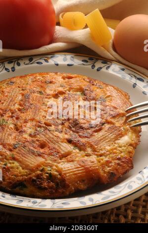 Pâtes aux tomates recyclées frittata Banque D'Images