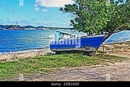 Bateau abandonné sur la plage du port de St. Johns Banque D'Images