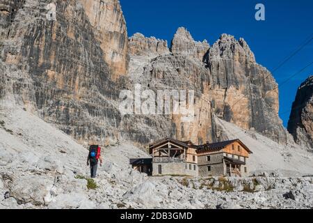 Avec les sacs à dos de randonnée touristique en montagne randonnée sur journée d'été. Homme randonnée dans les beaux paysages de montagne. Climber et alpine hut Angelo Alimo Banque D'Images