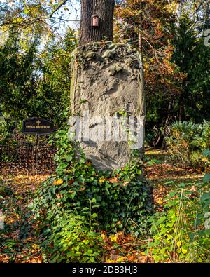 Friedhof Sophien ll, Mitte, cimetière de Berlin en automne - abîmé, ivy, couvert de vieux sépulture Banque D'Images