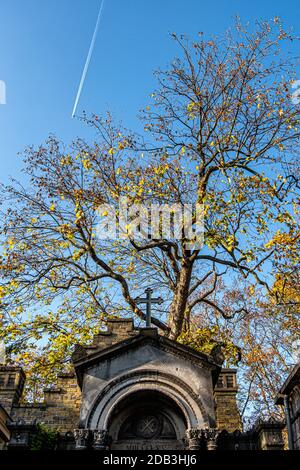 Friedhof Sophien ll, Mitte, cimetière de Berlin en automne - a traversé la vieille tombe avec croix et arbre contre ciel bleu Banque D'Images