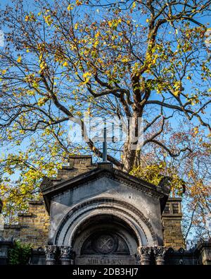 Friedhof Sophien ll, Mitte, cimetière de Berlin en automne - a traversé la vieille tombe avec croix et arbre contre ciel bleu Banque D'Images