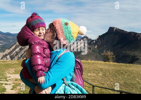 Mère embrassant fille pendant la randonnée, Santuari del Lord, Catalan pré-Pyrénées, Lleida, Espagne Banque D'Images