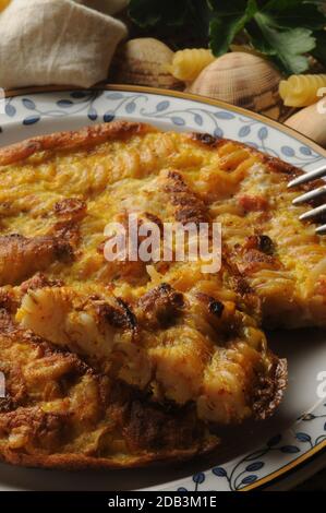 Gros plan sur les pâtes de tomates recyclées frittata avec palourdes Banque D'Images