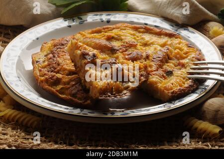 Gros plan sur les pâtes de tomates recyclées frittata avec palourdes Banque D'Images