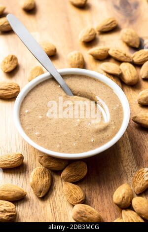 Amandes étalées. Amandes et beurre sur table en bois. Banque D'Images