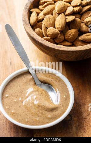 Amandes étalées. Amandes et beurre sur table en bois. Banque D'Images