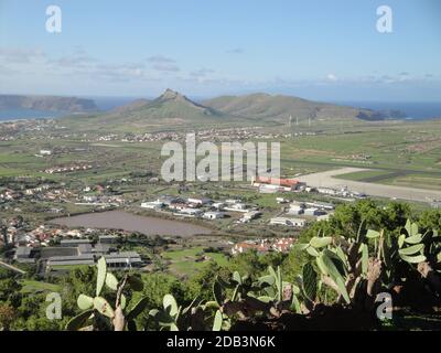 Une photo aérienne des bâtiments et des montagnes de l'île De Porto Santo Banque D'Images