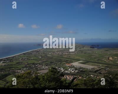 Une photo aérienne des bâtiments et des montagnes de l'île De Porto Santo Banque D'Images