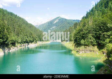 Val Noana lac artificiel, Mezzano, Italie. Paysage de montagne. Lac de l'eau verte Banque D'Images